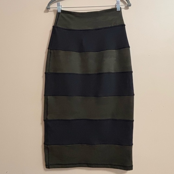 Lululemon Sz 4 Yoga Over High-Waisted Pencil Skirt In Striped Green Camo/Black - Picture 2 of 8